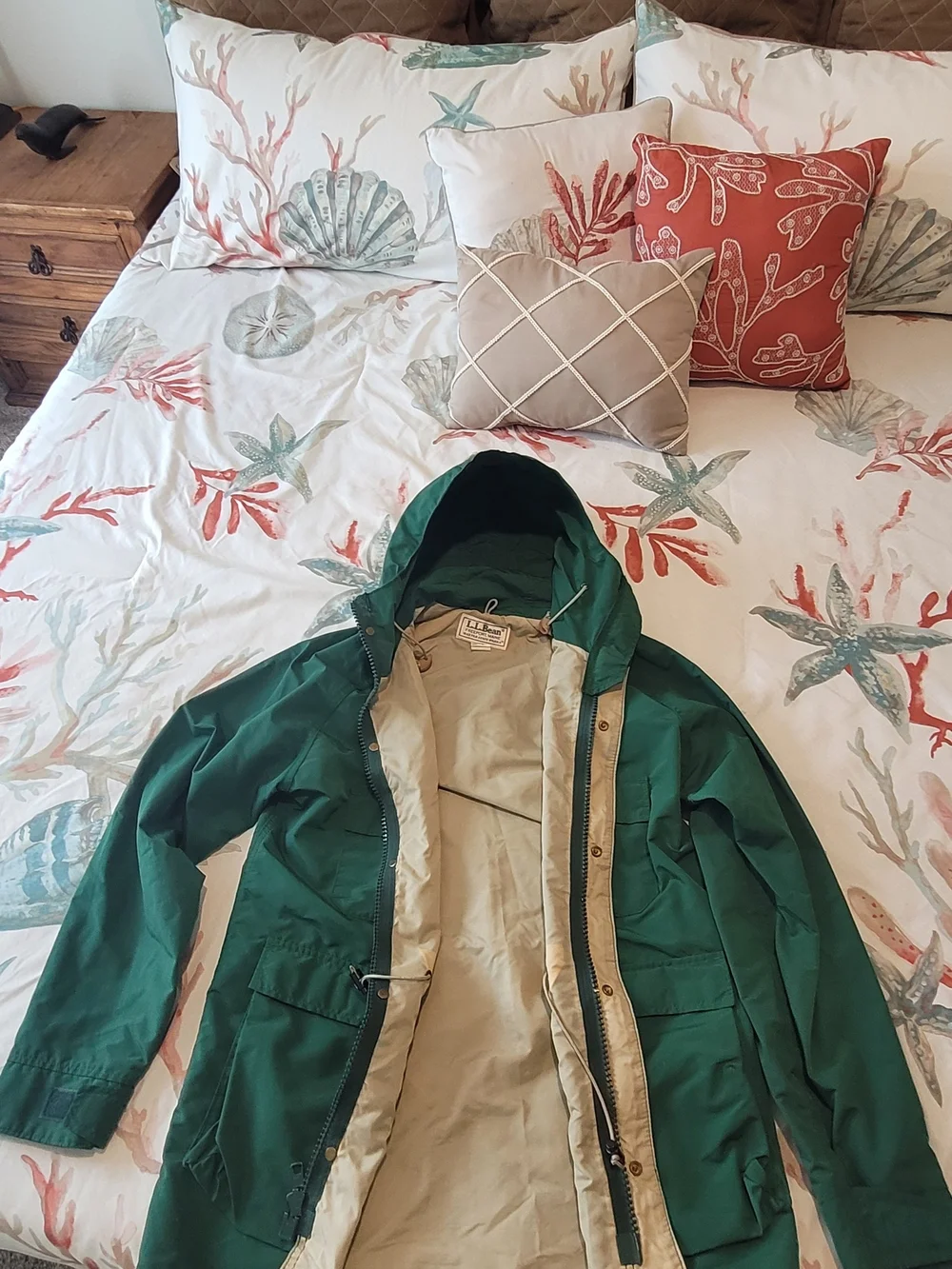 LL Bean Women's Green Hooded Field / Rain Jacket - Picture 5 of 10